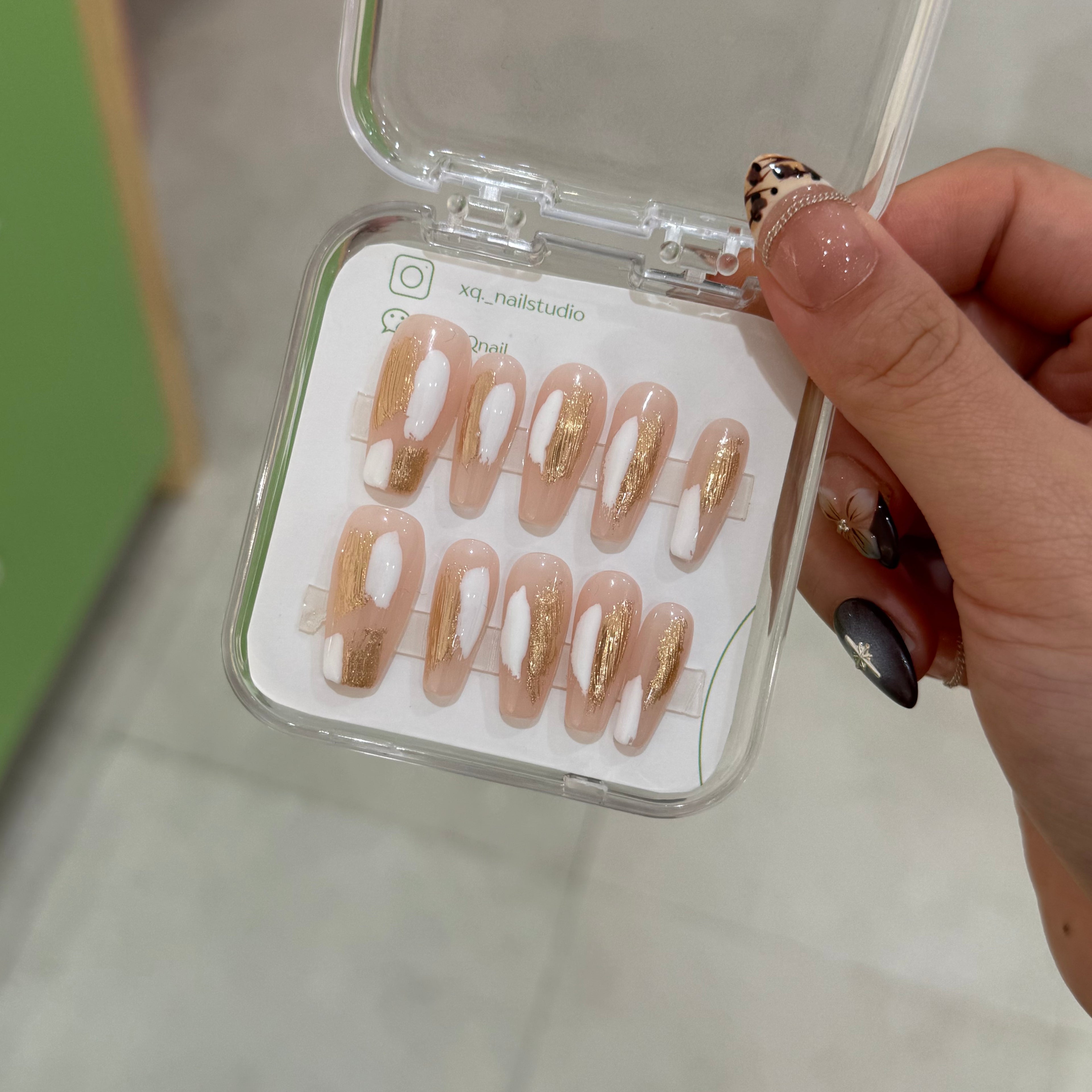 Nude Gold Brush